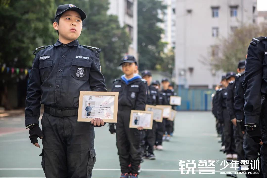 銳警少(shǎo)年(nián)警訓：海(hǎi)珠區(qū)新港中路(lù)小(xiǎo)學假前安全特警護衛營圓滿收官