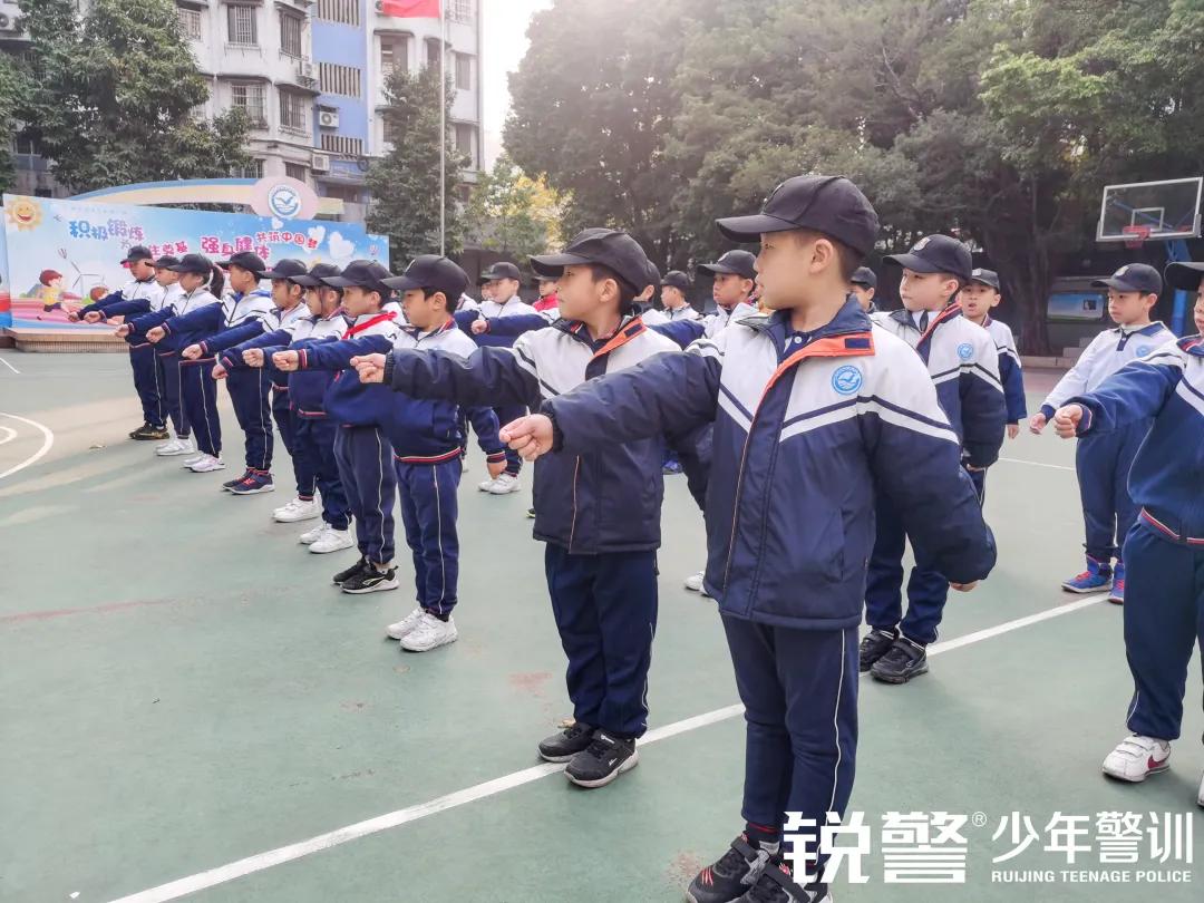 銳警少(shǎo)年(nián)警訓：海(hǎi)珠區(qū)新港中路(lù)小(xiǎo)學假前安全特警護衛營圓滿收官