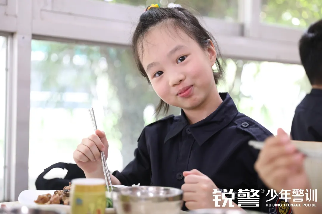銳警少(shǎo)年(nián)警訓夏令營:走進警營,撰寫獨立堅強的(de)新篇章(zhāng)