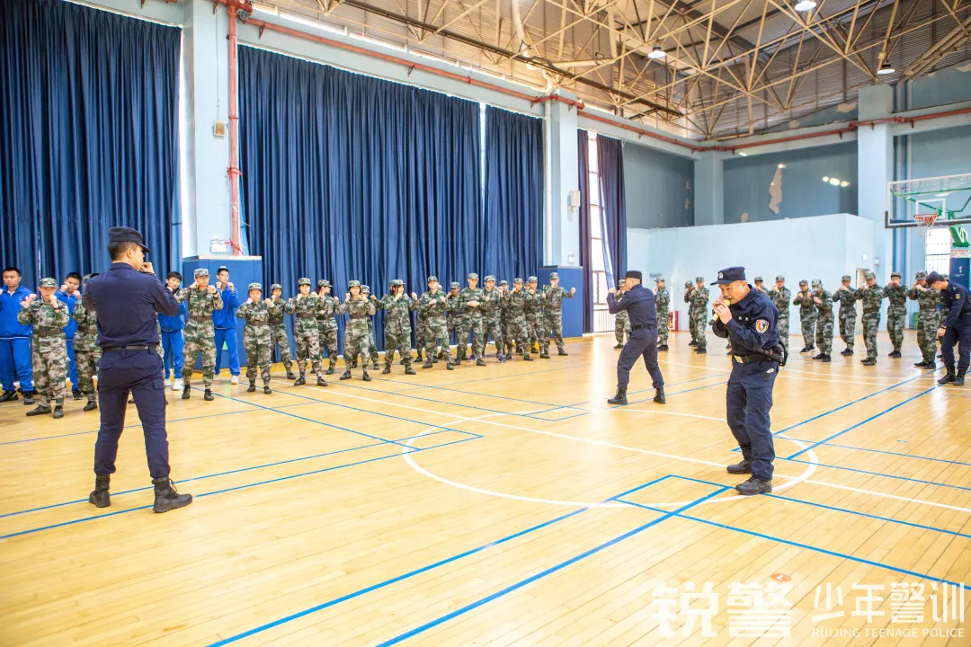 銳警少(shǎo)年(nián)警訓：學習(xí)防身(shēn)技(jì)能(néng) 提高(gāo)安全意識，廣大(dà)附中安全教育活動