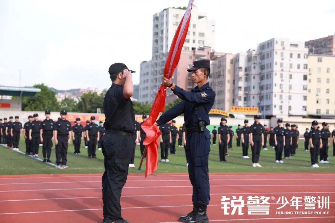 銳警少(shǎo)年(nián)警訓夏令營:走進警營,撰寫獨立堅強的(de)新篇章(zhāng)