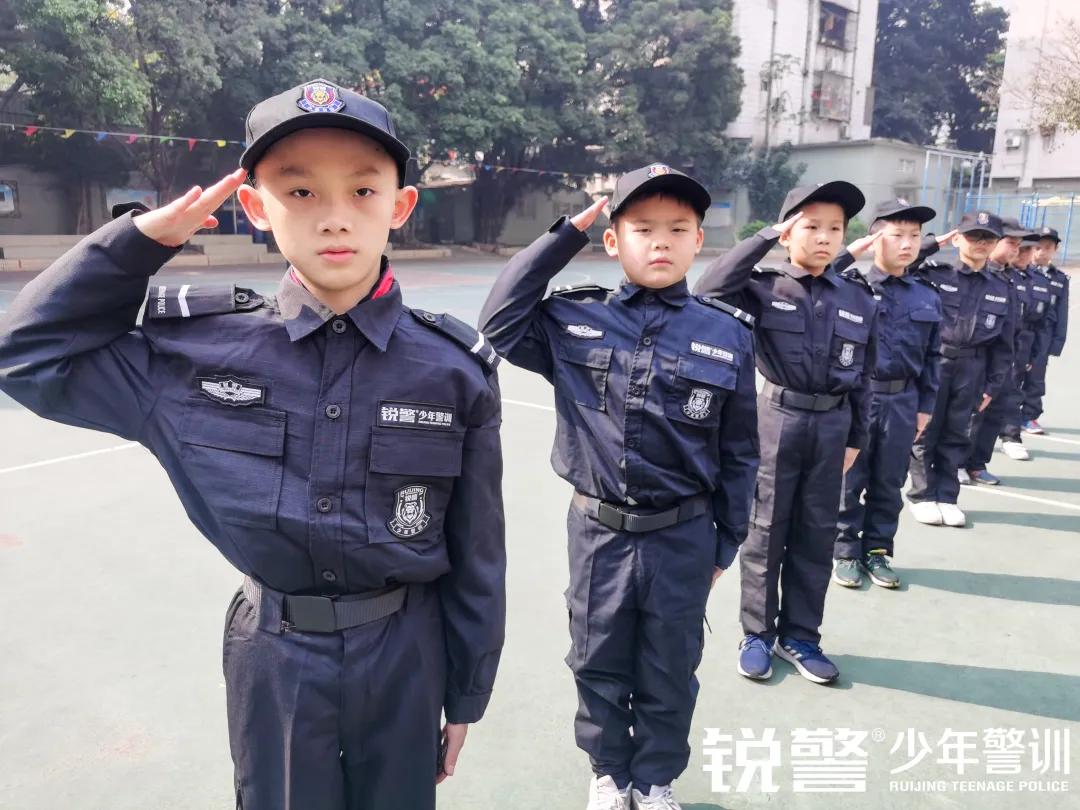 銳警少(shǎo)年(nián)警訓：海(hǎi)珠區(qū)新港中路(lù)小(xiǎo)學假前安全特警護衛營圓滿收官