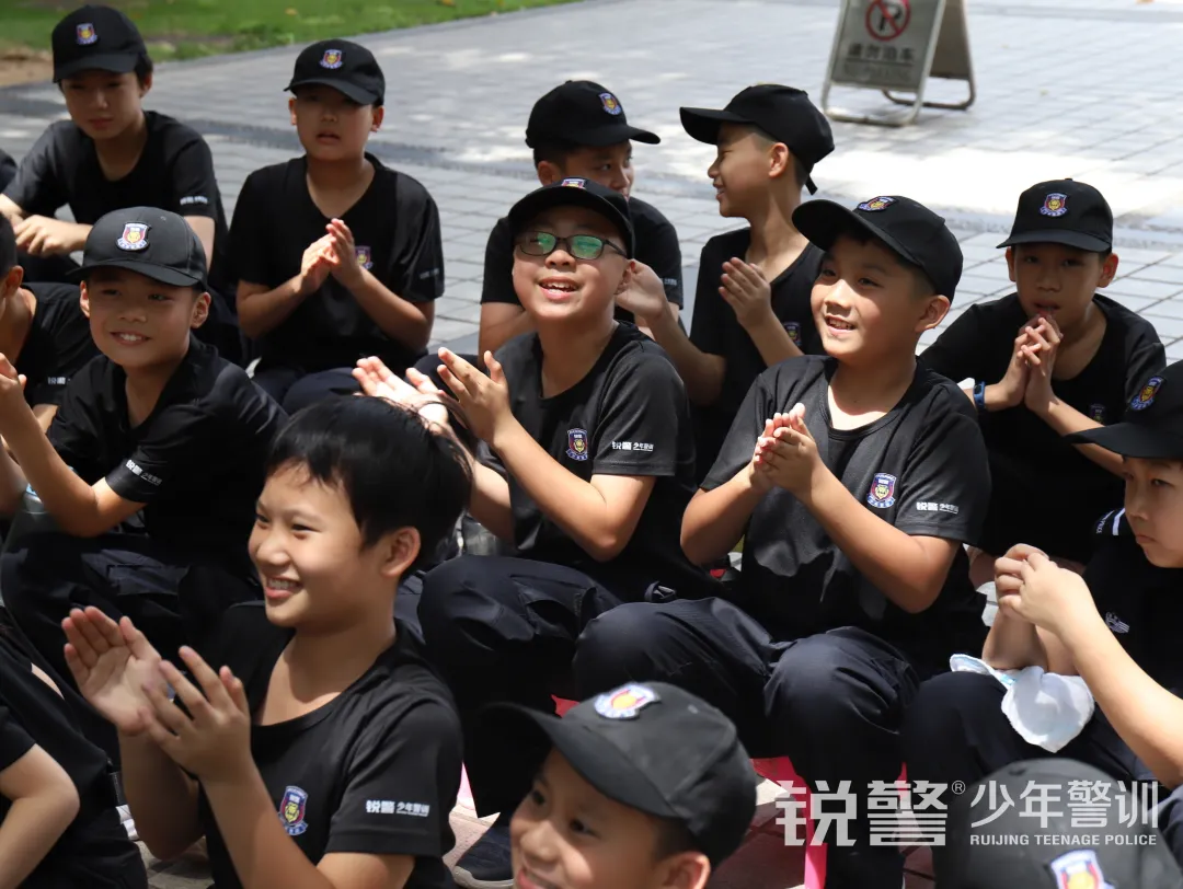 銳警少(shǎo)年(nián)警訓夏令營：化(huà)青春熱(rè)血為(wèi)鋼鐵(tiě)鋒芒