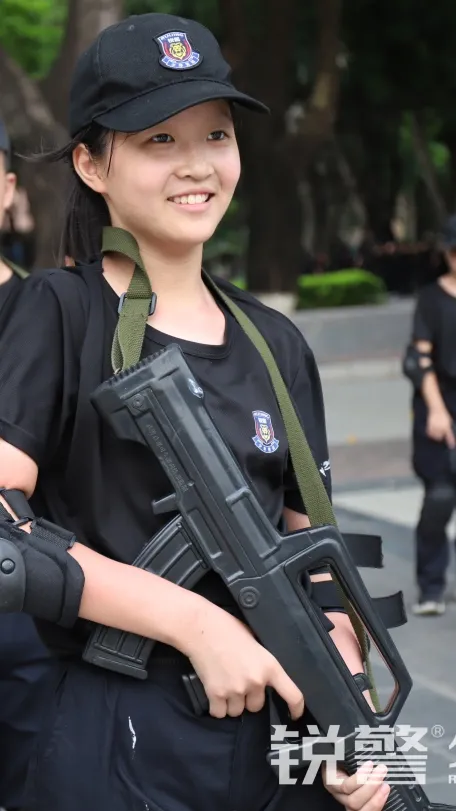 銳警少(shǎo)年(nián)警訓夏令營：化(huà)青春熱(rè)血為(wèi)鋼鐵(tiě)鋒芒