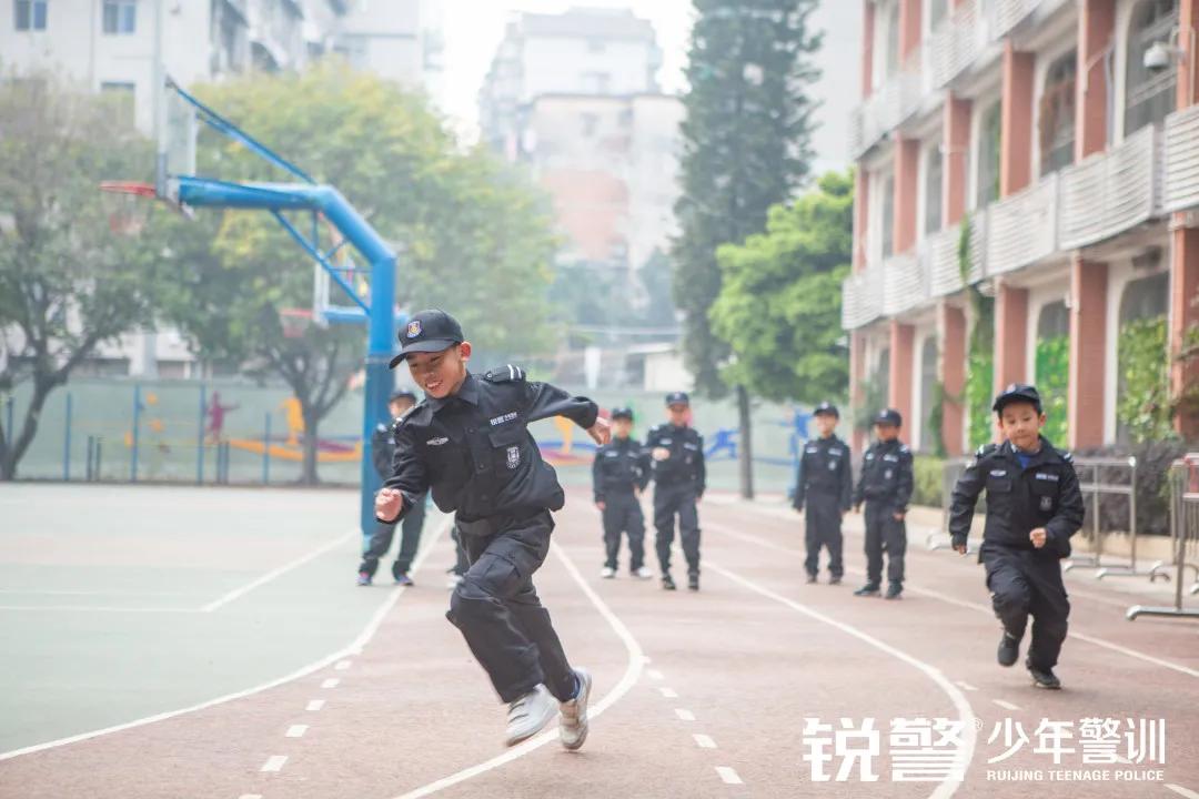 銳警少(shǎo)年(nián)警訓：海(hǎi)珠區(qū)新港中路(lù)小(xiǎo)學假前安全特警護衛營圓滿收官
