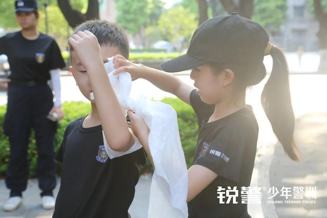 銳警少(shǎo)年(nián)警訓夏令營：化(huà)青春熱(rè)血為(wèi)鋼鐵(tiě)鋒芒