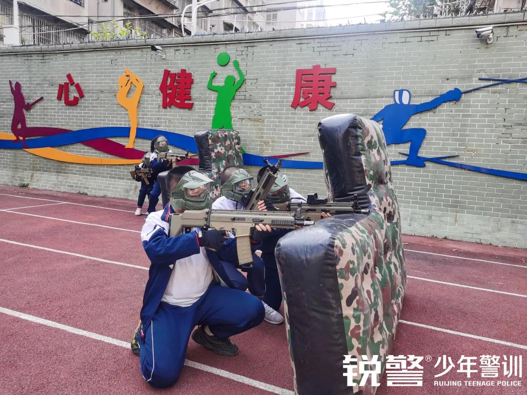 銳警少(shǎo)年(nián)警訓：海(hǎi)珠區(qū)新港中路(lù)小(xiǎo)學假前安全特警護衛營圓滿收官