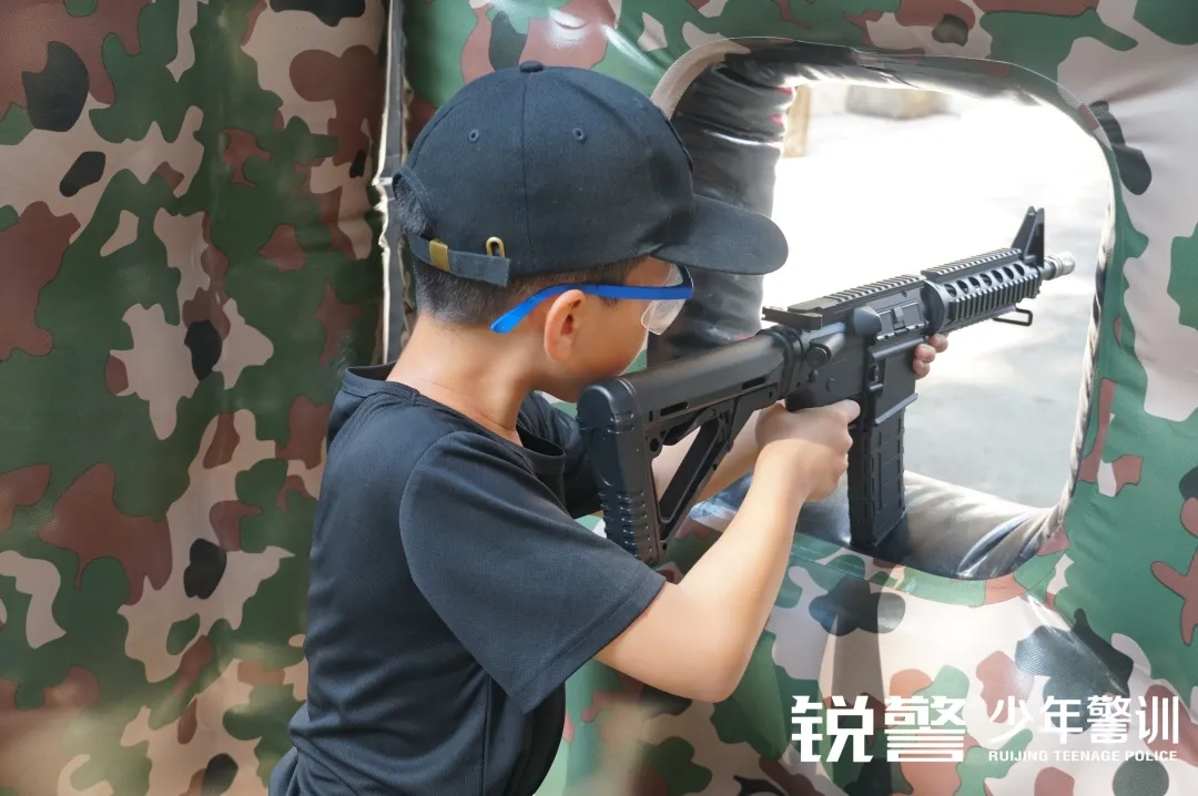 銳警少(shǎo)年(nián)警訓夏令營：化(huà)青春熱(rè)血為(wèi)鋼鐵(tiě)鋒芒